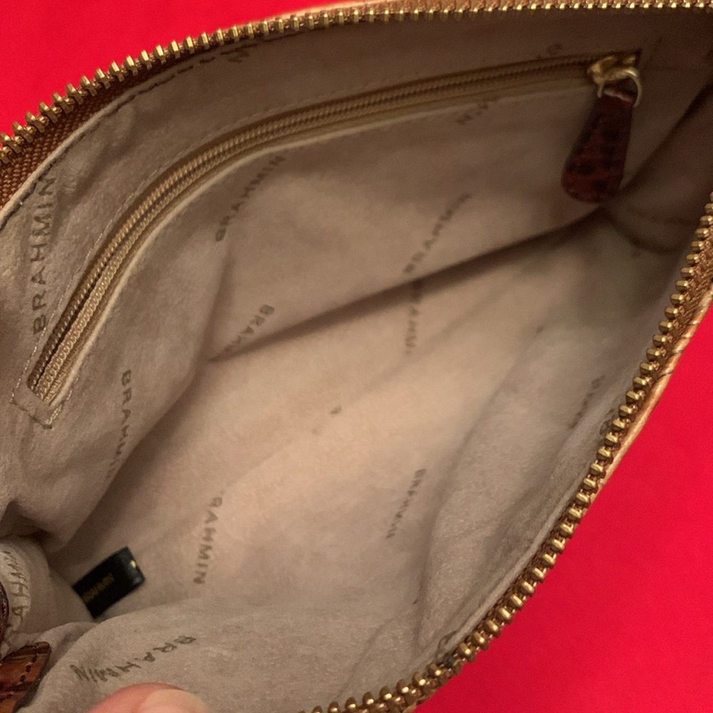 Brahmin wristlet
Used but great condition
9 inches by 5 1/2 inches - Picture 5 of 6